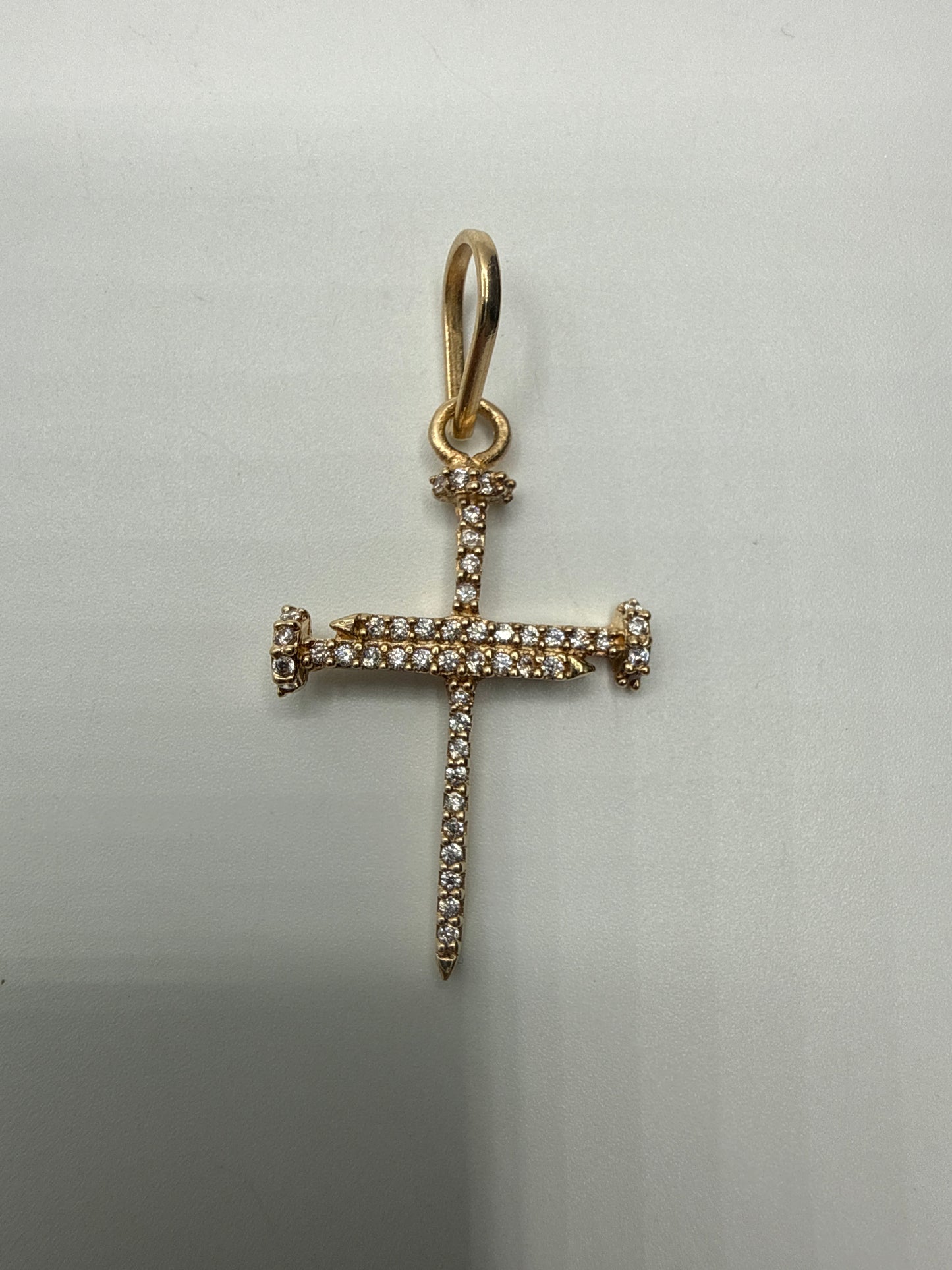 Dije Cruz Clavo Circon Blanco Oro amarillo 18k 1,59 Gr / 18,30 mm / 2,85 Cm