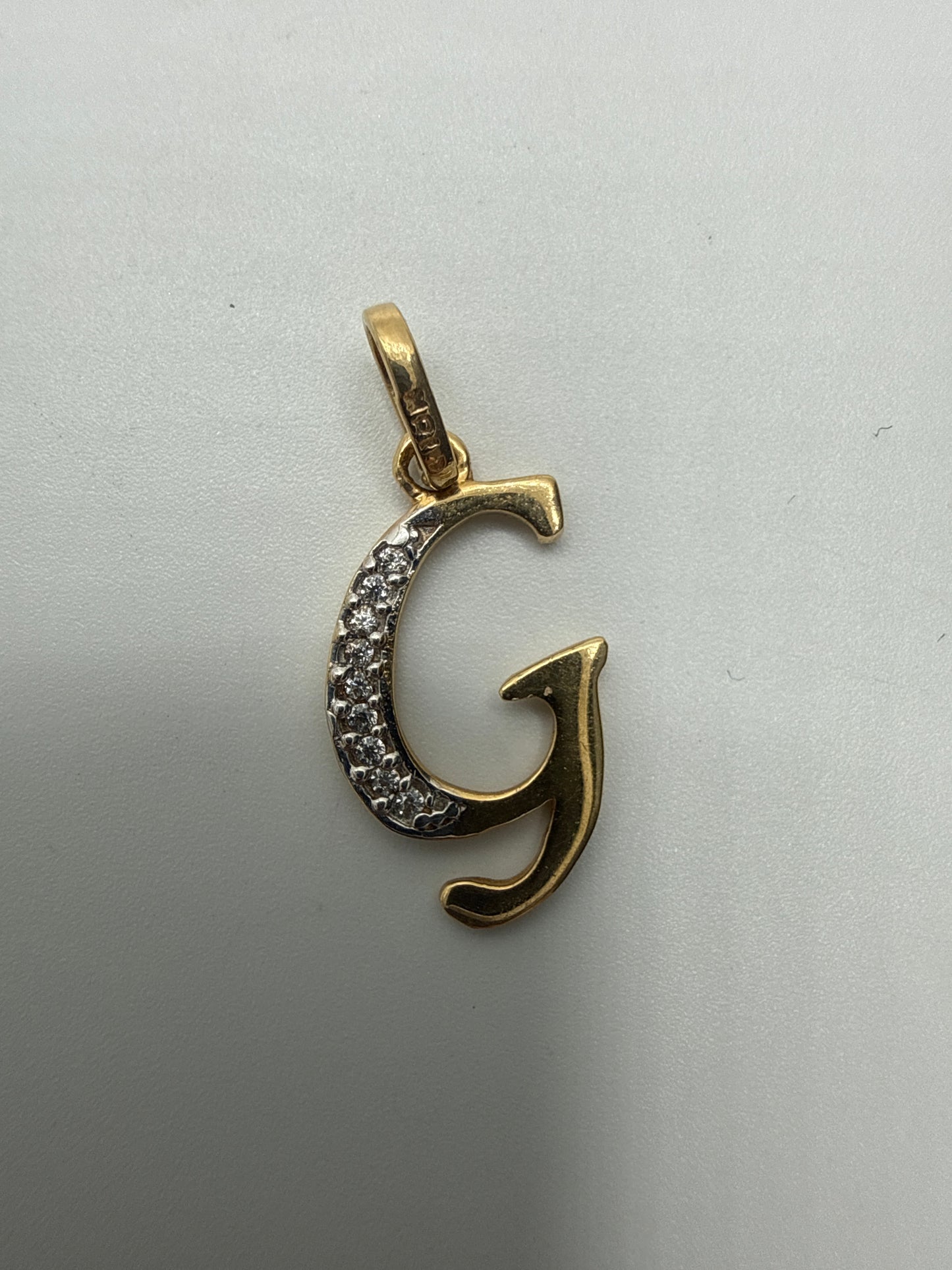 Dije Letra G Circon Blanco Oro amarillo 18k 0,90 Gr / 10 mm / 1,8 Cm
