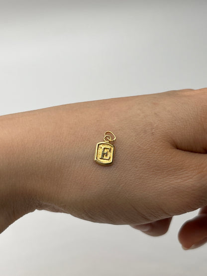 Dije Letra E Oro amarillo 18k 0,31 Gr / 6,8 mm / 0,8 Cm