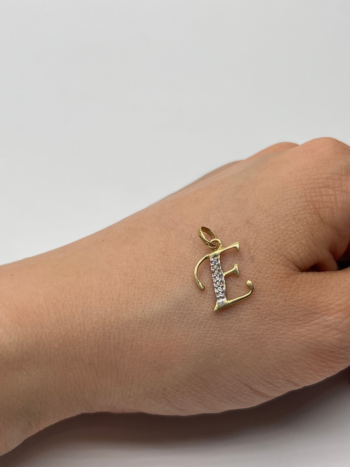 Dije Letra E Oro amarillo 18k 0,77 Gr / 10,70 mm / 1,4 Cm