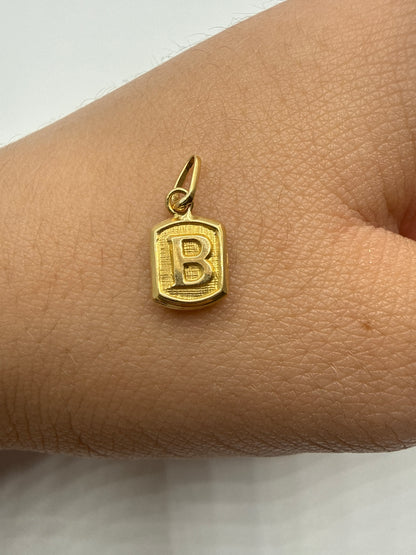 Dije Letra B Oro amarillo 18k 0,29 Gr / 6,65 mm / 0,7 Cm