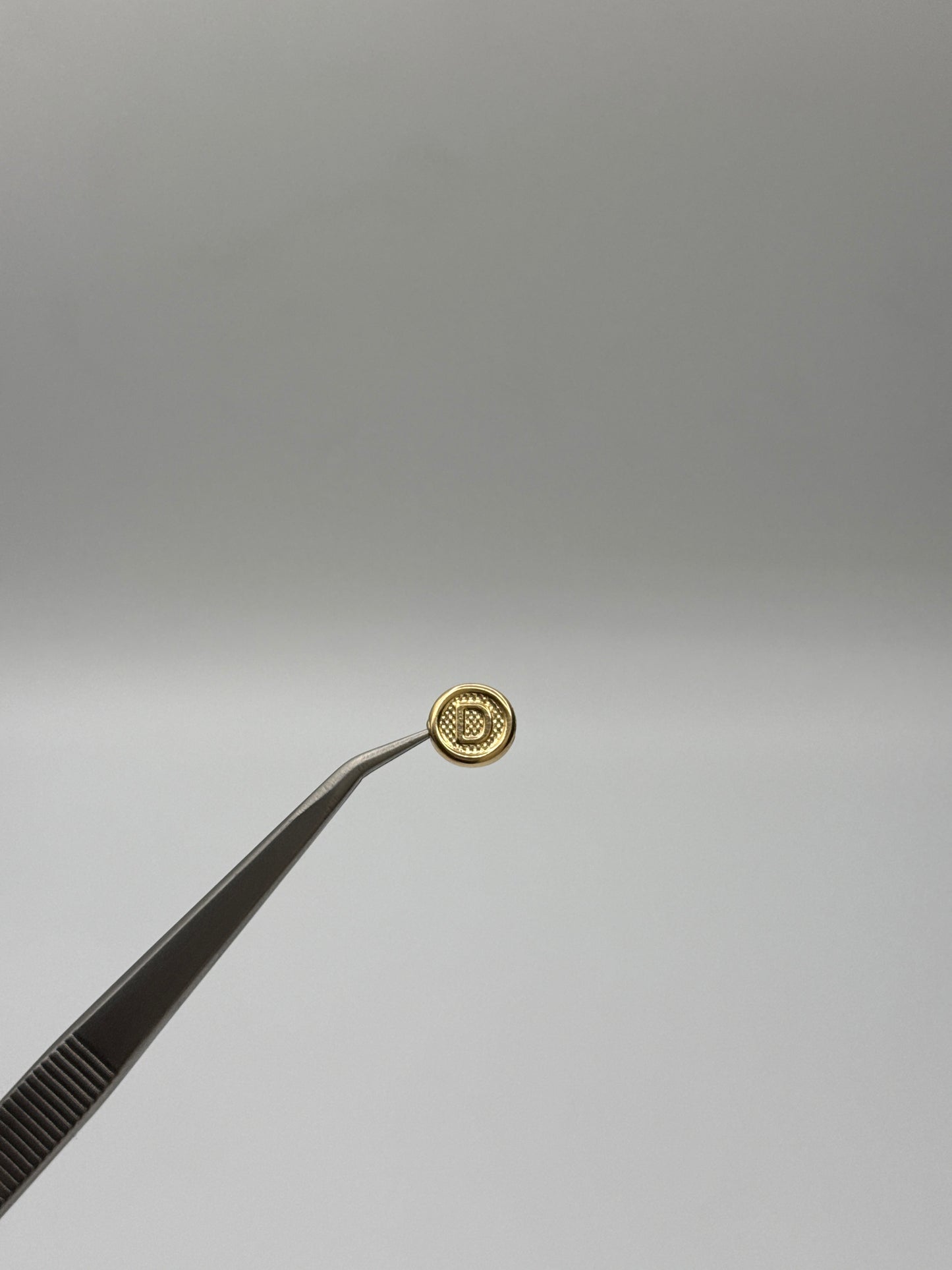 Herraje Letra D Oro amarillo 18k 0,43 Gr / 1 Cm