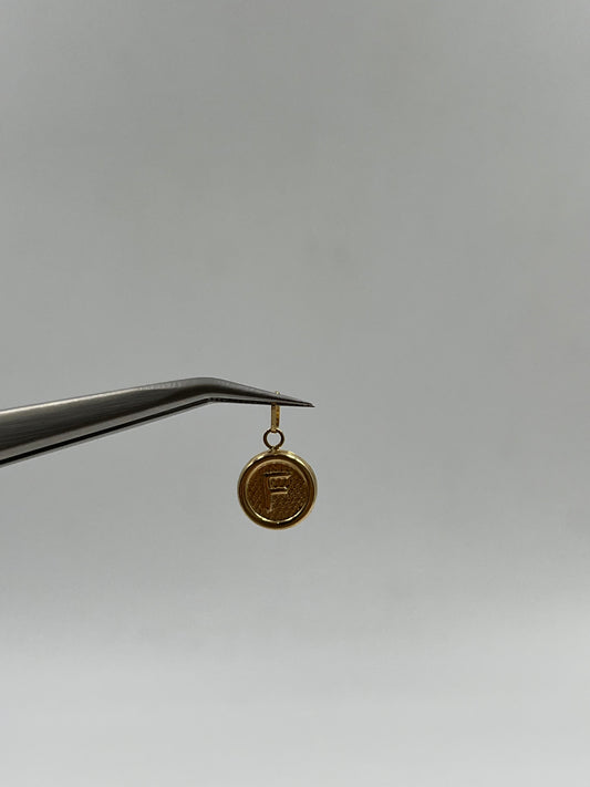 Dije letra F Oro amarillo 18k 0,50 Gr / 10 mm / 1,2 Cm