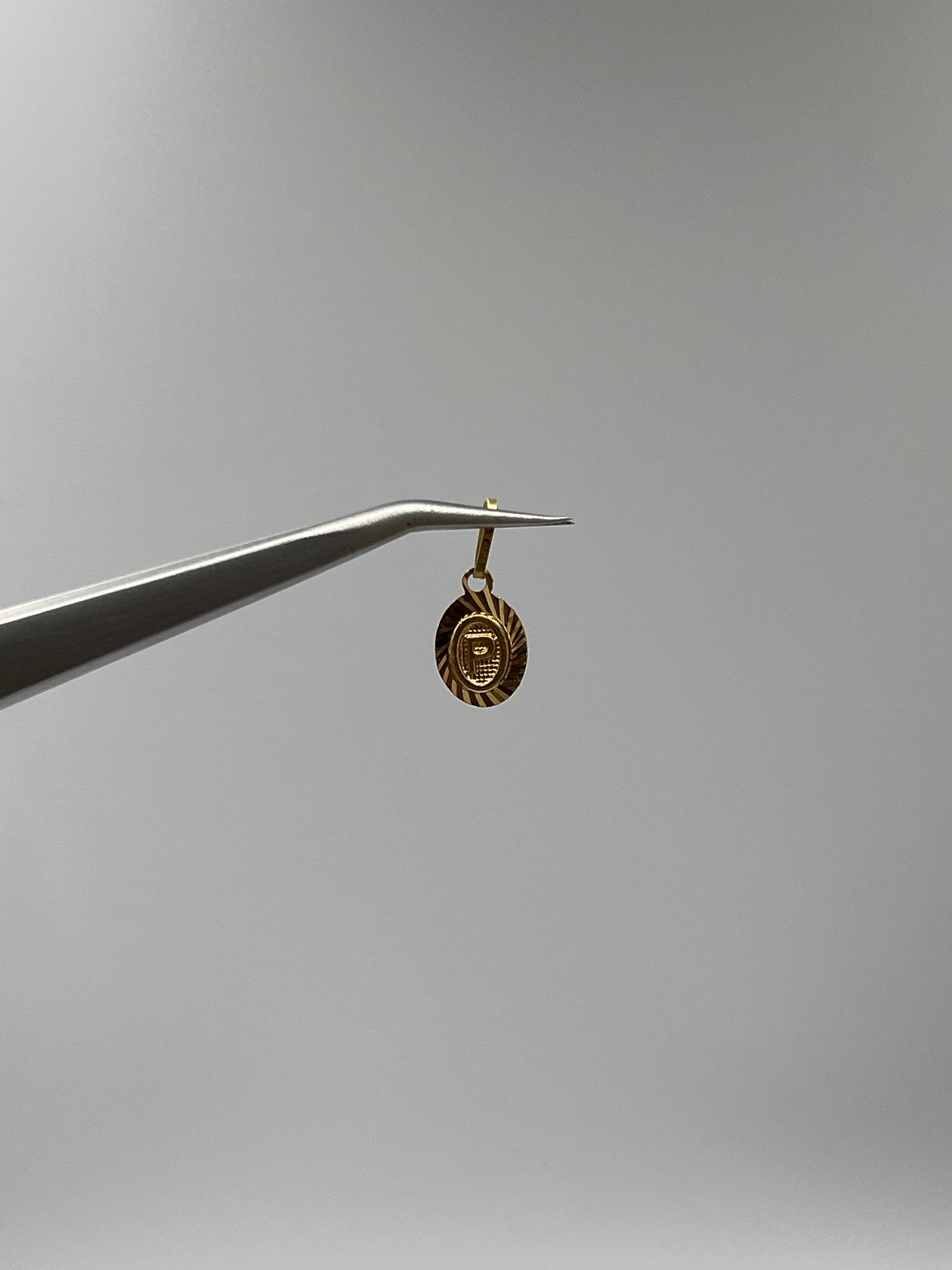 Dije Letra P Oro amarillo 18k 0,45 Gr / 7,5 mm / 0,9 Cm