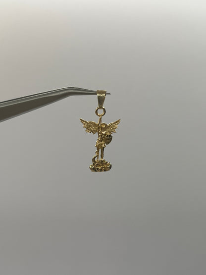 Dije Arcangel San Miguel Oro amarillo 18k 0,96 Gr / 13,6 mm / 1,9 Cm