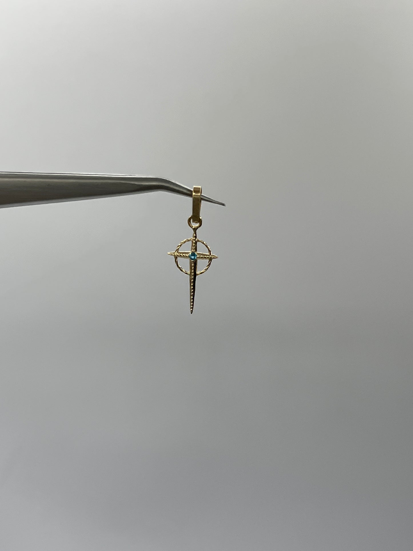 Dije Cruz Circon Azul Oro amarillo 18k 0,49 Gr / 10 mm / 2 Cm