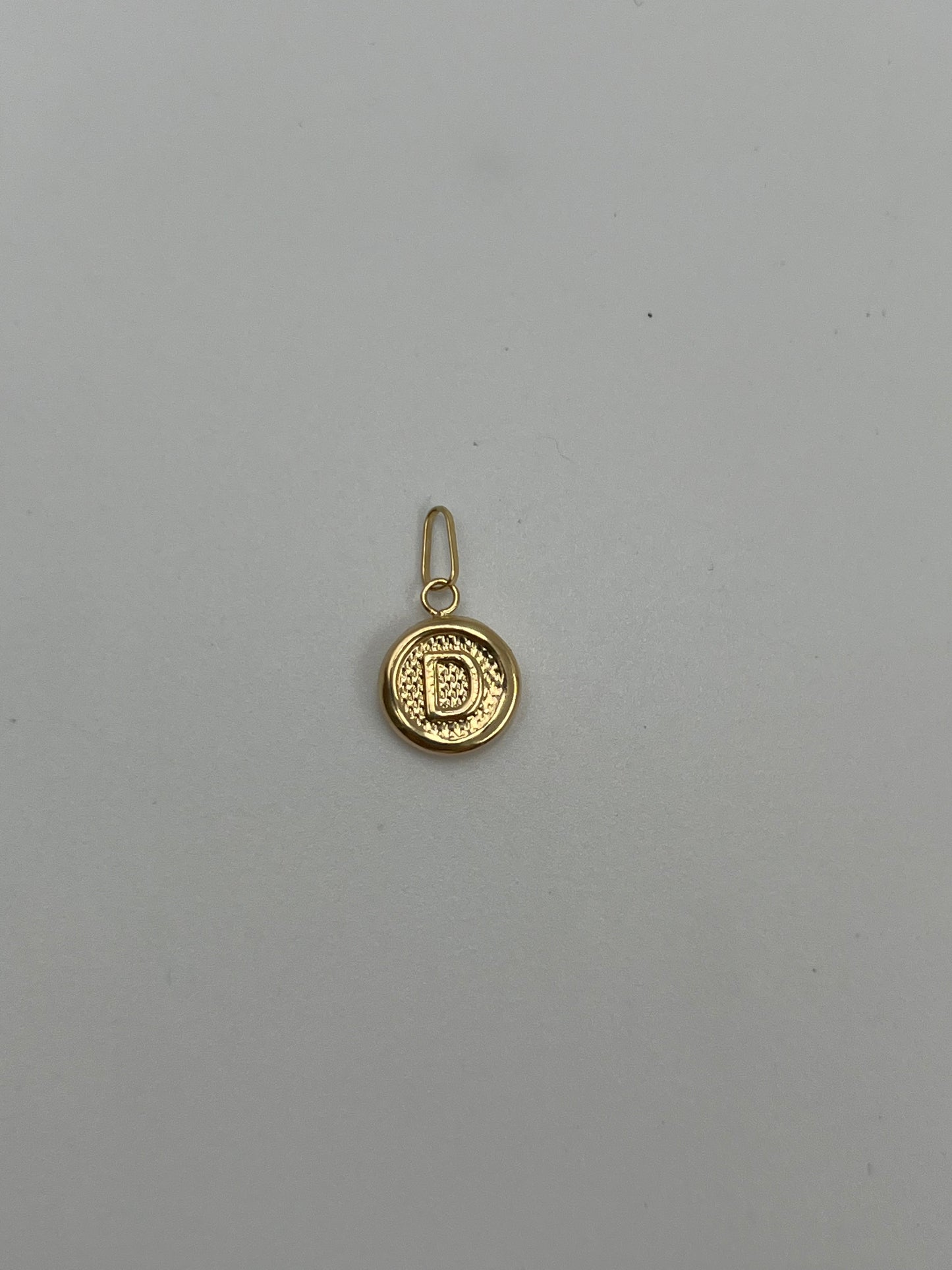 Dije letra D Oro amarillo 18k 0,56 Gr / 10 mm / 1,1 Cm