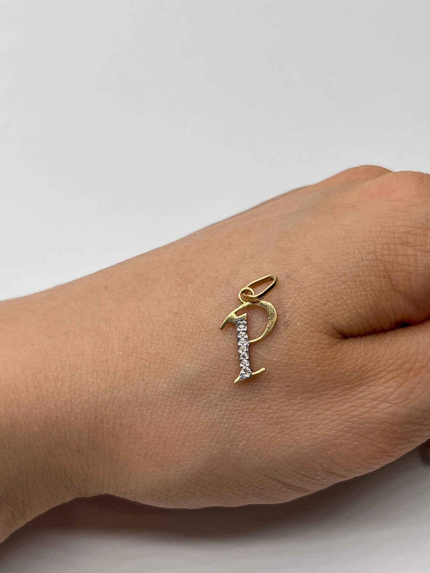 Dije Letra P Circon Blanco Oro amarillo 18k 0,56 Gr / 9,71 mm / 1,5 Cm