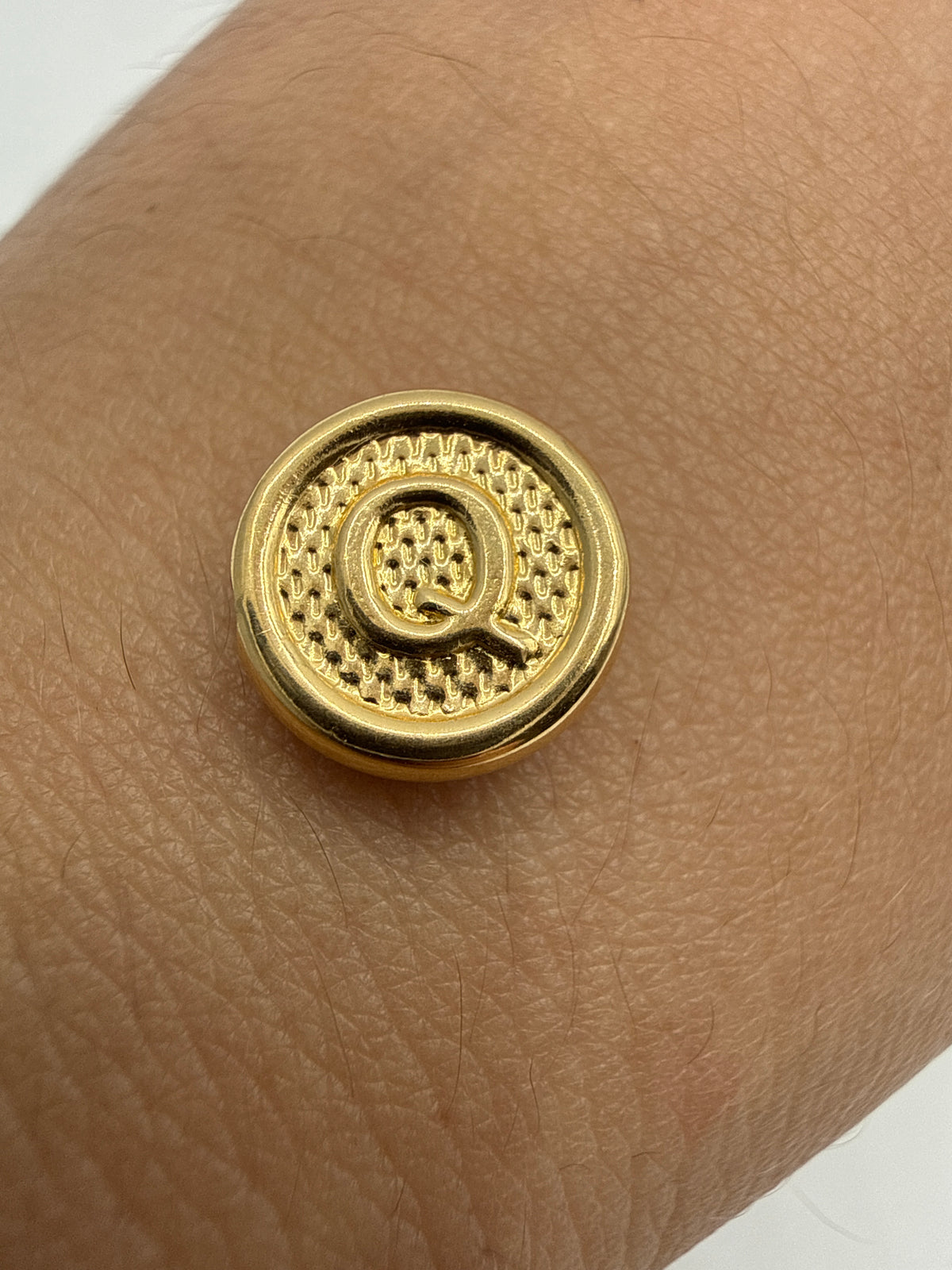 Herraje Letra Q Oro amarillo 18k 0,38 Gr / 1 Cm