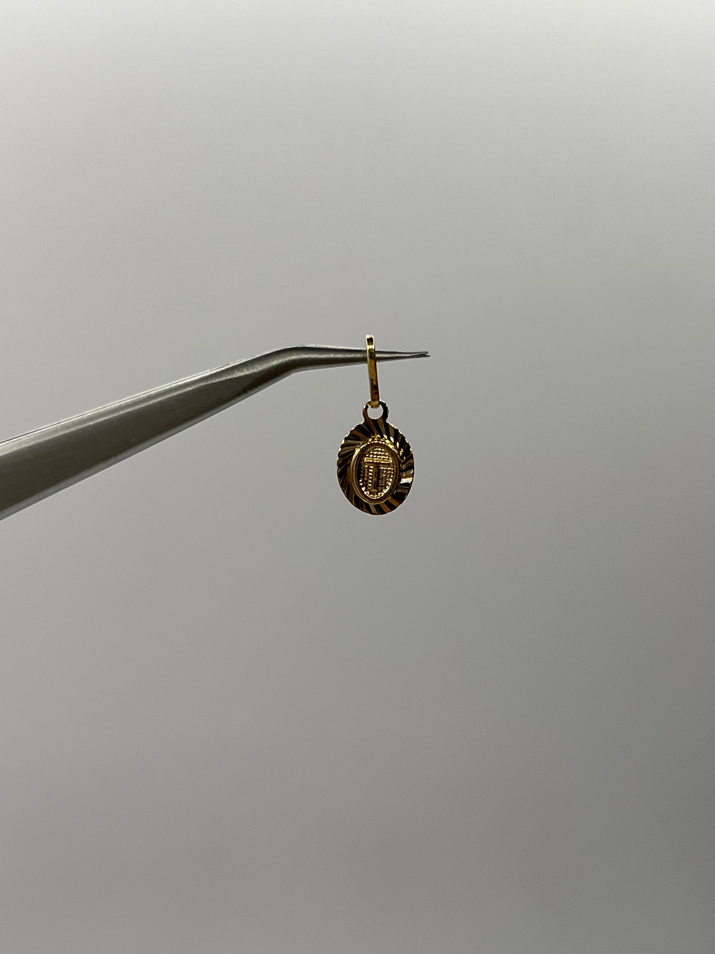 Dije Letra T Oro amarillo 18k 0,45 Gr / 7,5 mm / 1 Cm