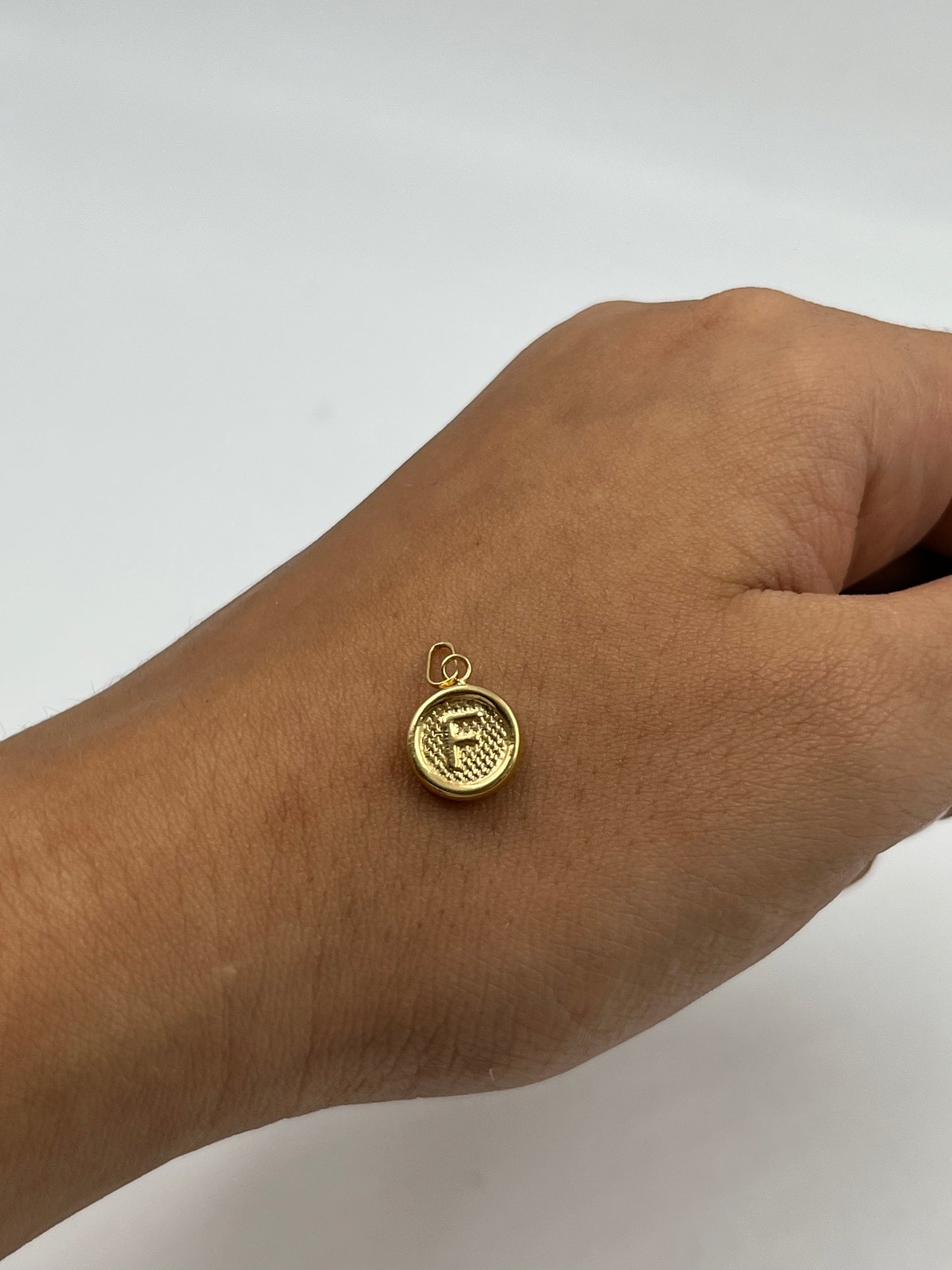Dije letra F Oro amarillo 18k 0,50 Gr / 10 mm / 1,2 Cm