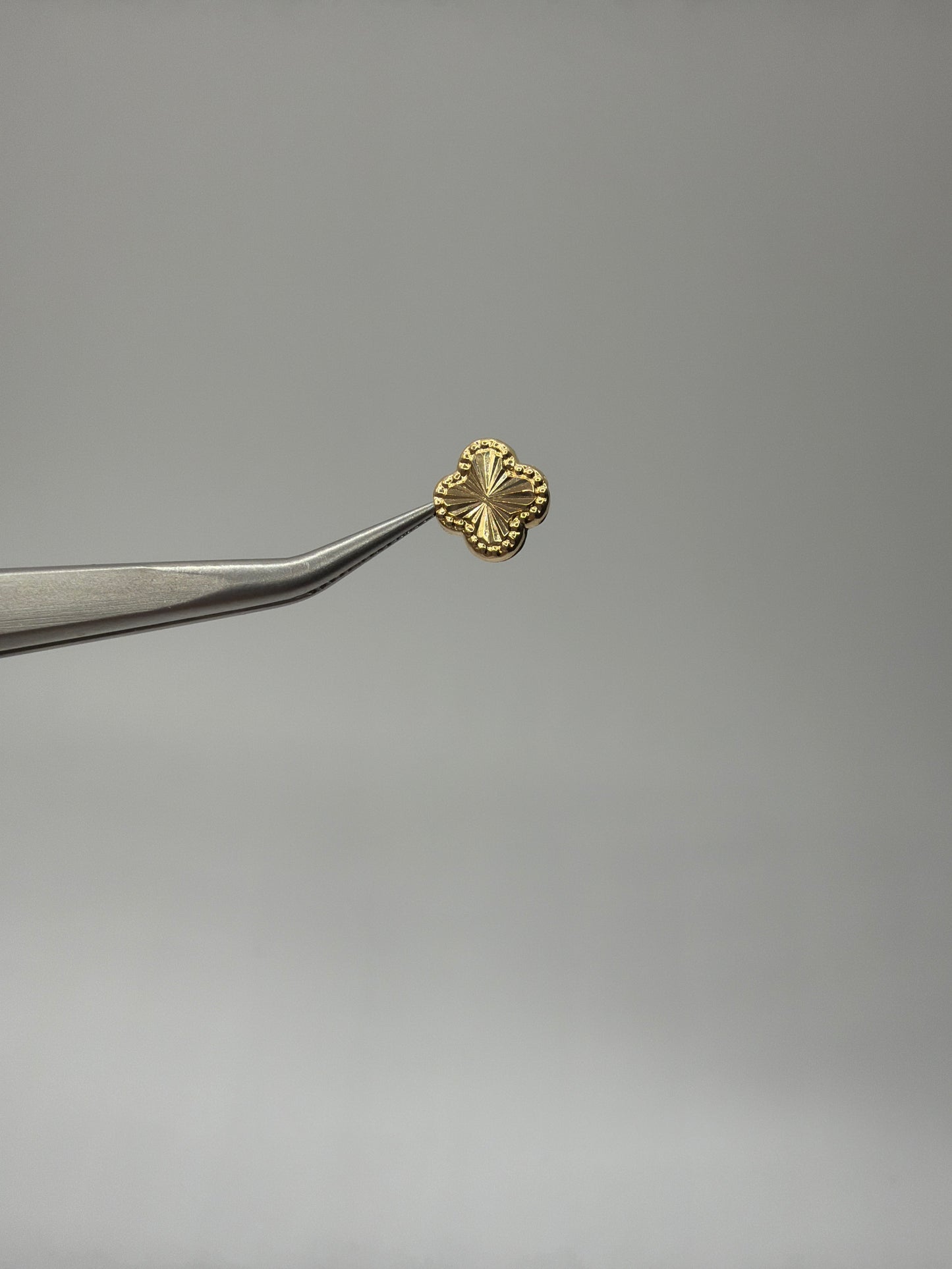 Herraje Trebol Diamantado Oro amarillo 18k 0,21 Gr / 0,8 Cm