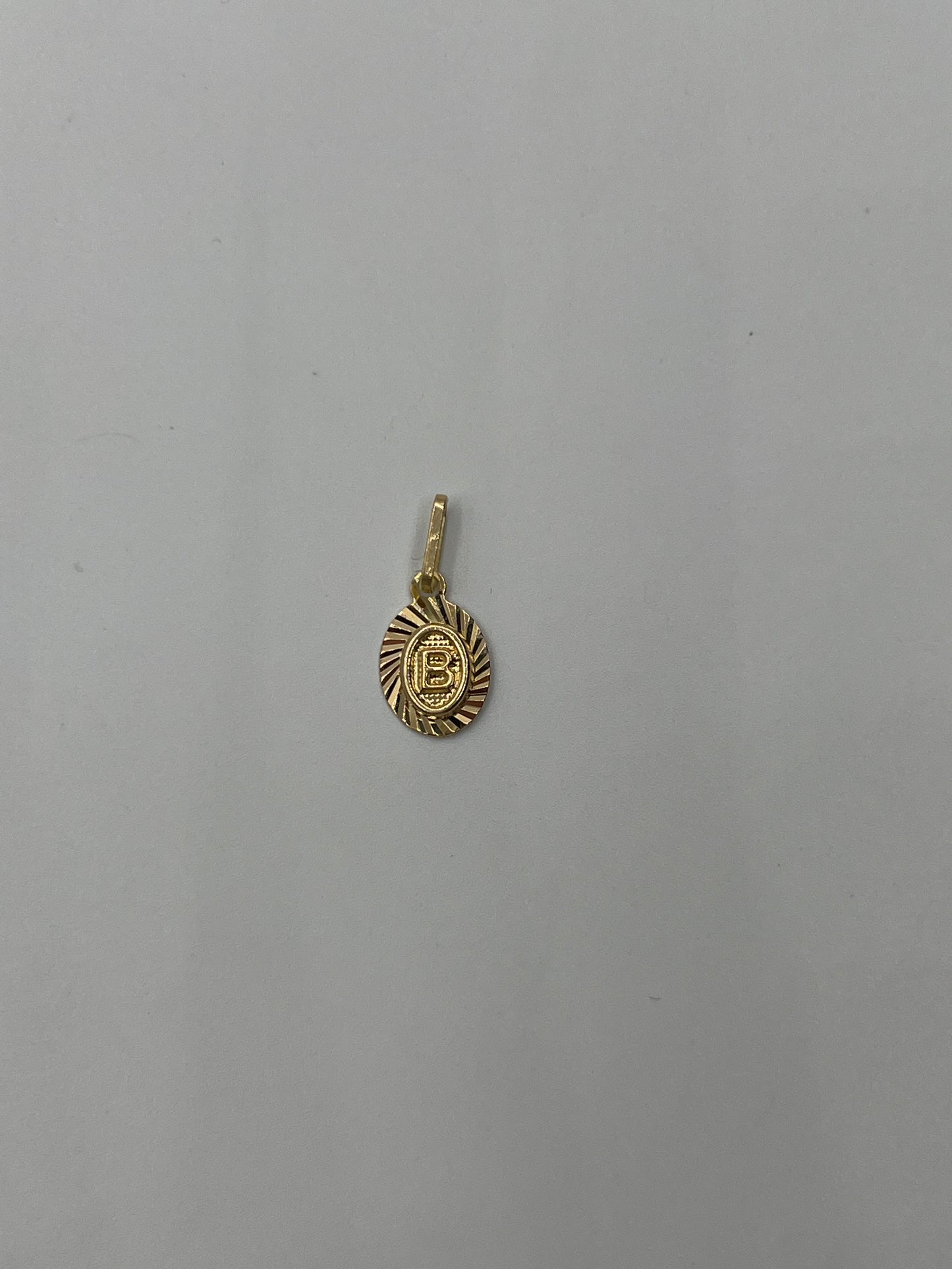 Dije Letra B Oro amarillo 18k 0,43 Gr / 7,5 mm / 1 Cm