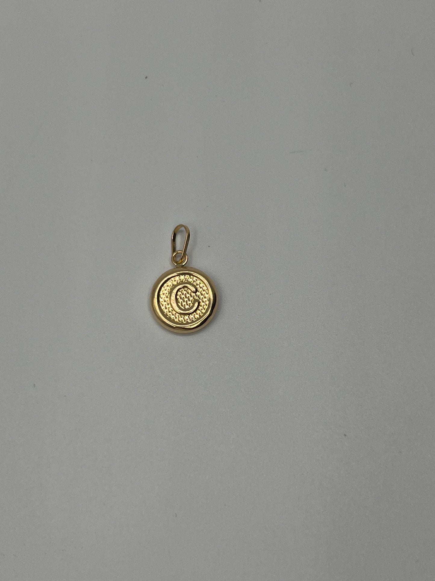 Dije Letra C Oro amarillo 18k 0,49 Gr / 10 mm / 1 Cm
