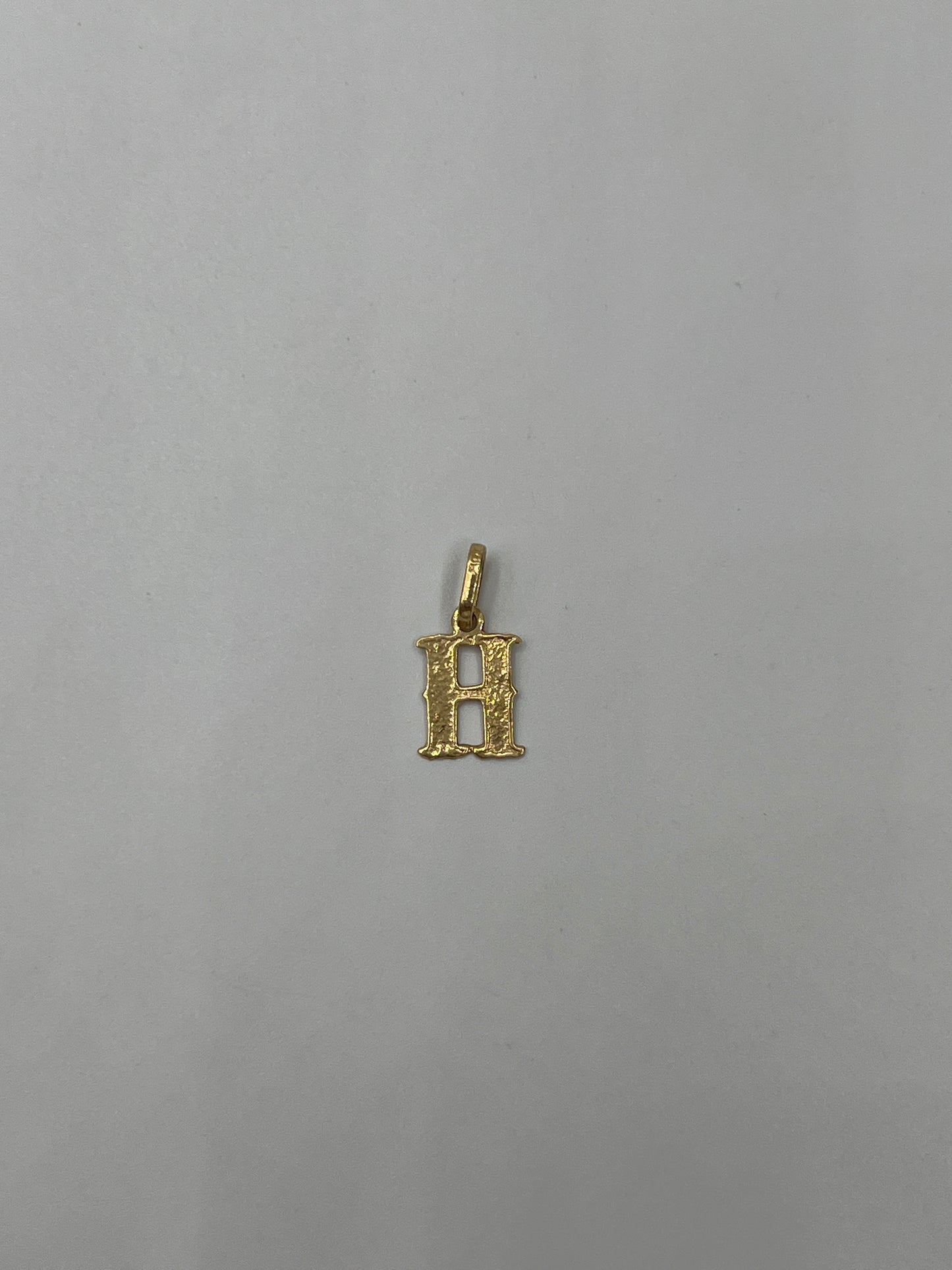 Dije Letra H  Oro amarillo 18k 0,43 Gr / 7,55 mm / 1,2 Cm