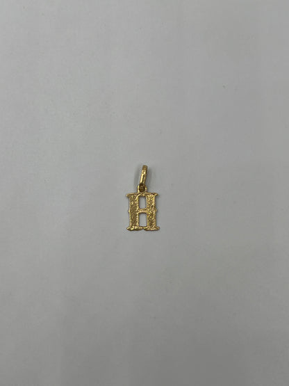 Dije Letra H  Oro amarillo 18k 0,43 Gr / 7,55 mm / 1,2 Cm