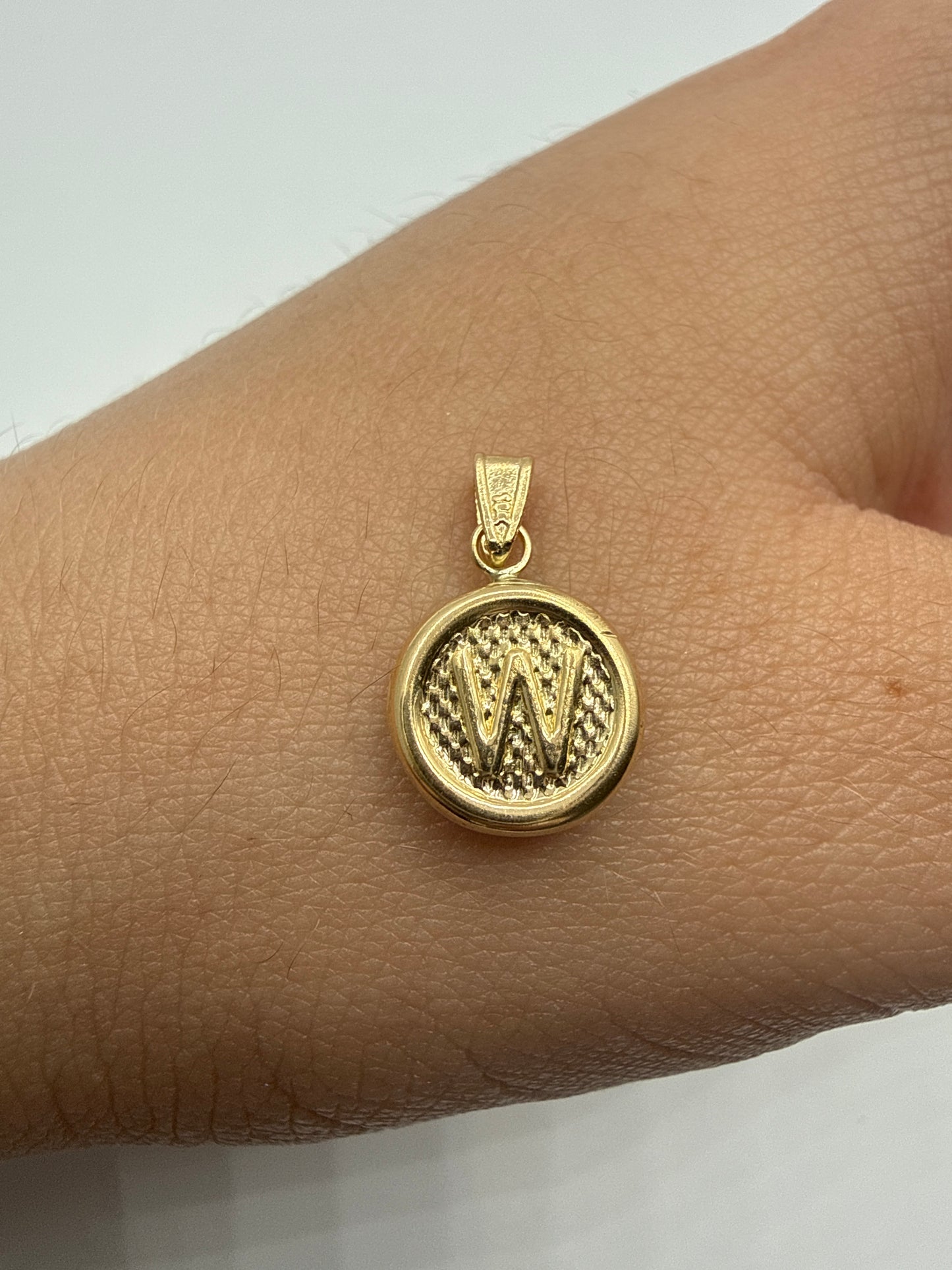 Dije Letra W Oro amarillo 18k 0,50 Gr / 10 mm / 1 Cm