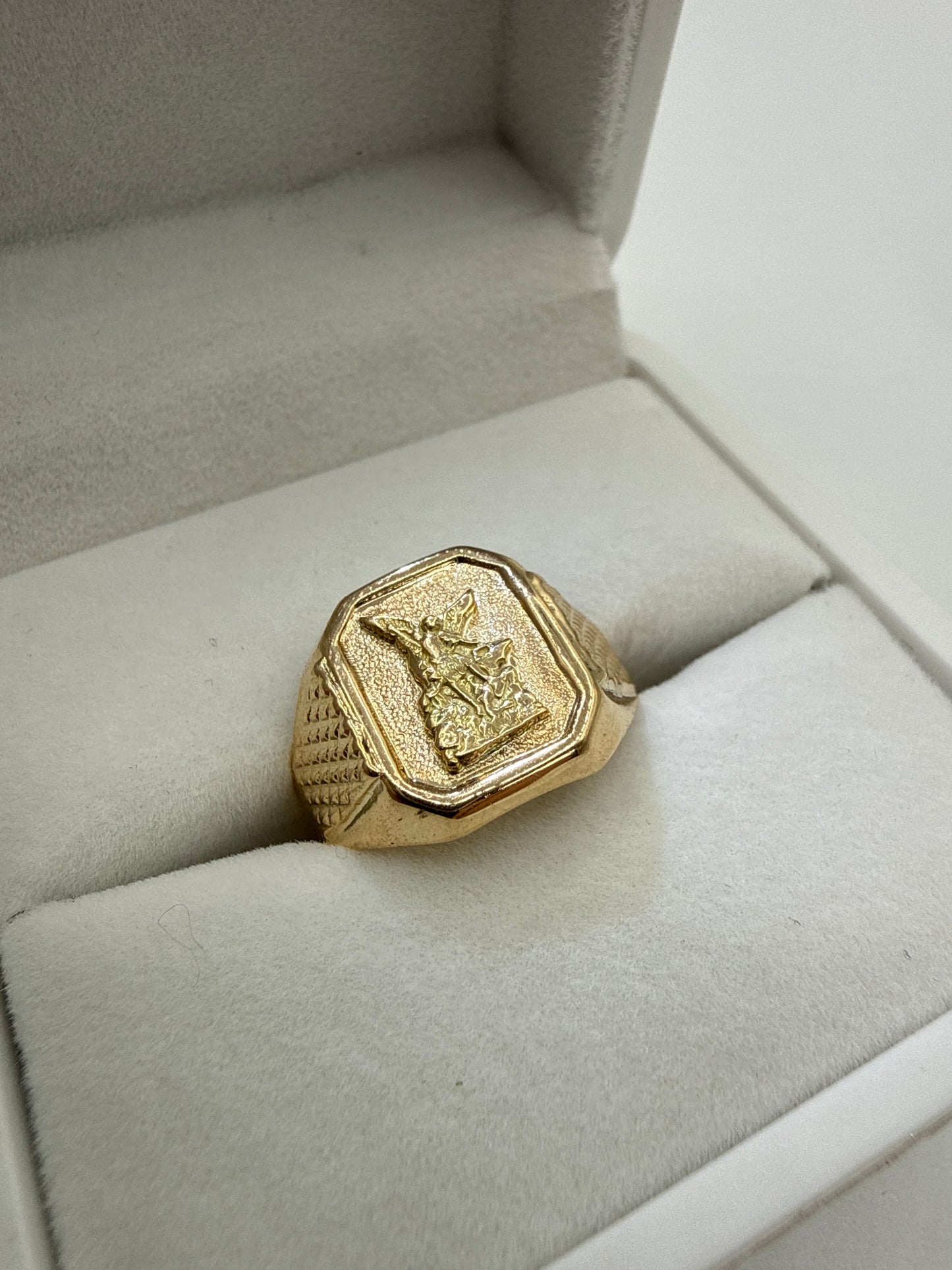 Anillo San Miguel Arcangel Oro amarillo 18k / Talla 8 3/4 / 3,14 Gr / 14 mm
