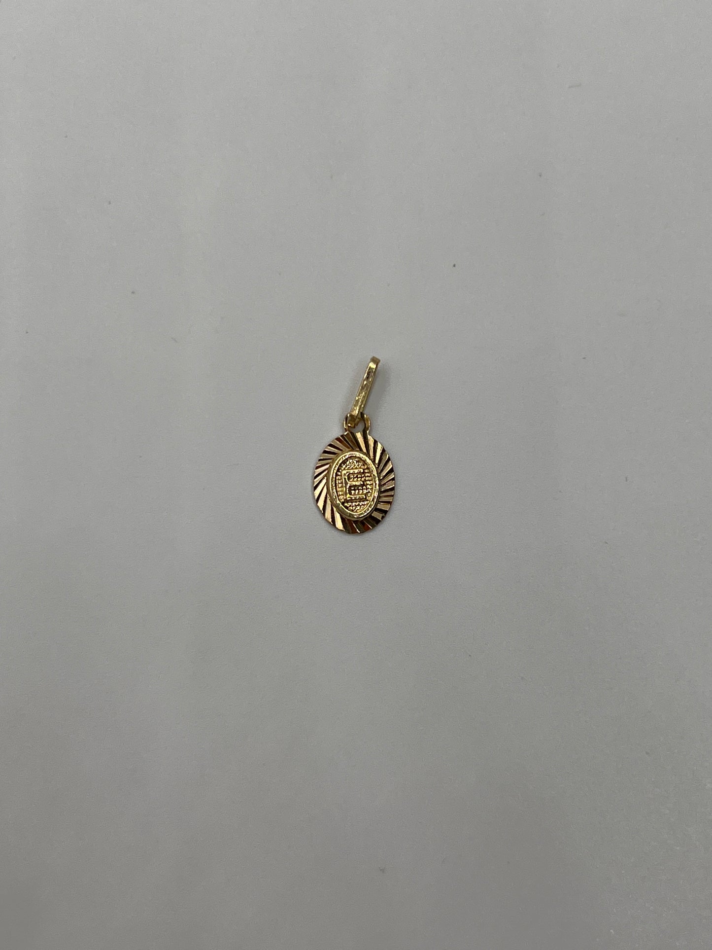 Dije Letra E Oro amarillo 18k 0,45 Gr / 7,5 mm / 1 Cm