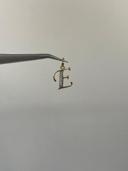 Dije Letra E Oro amarillo 18k 0,77 Gr / 10,70 mm / 1,4 Cm