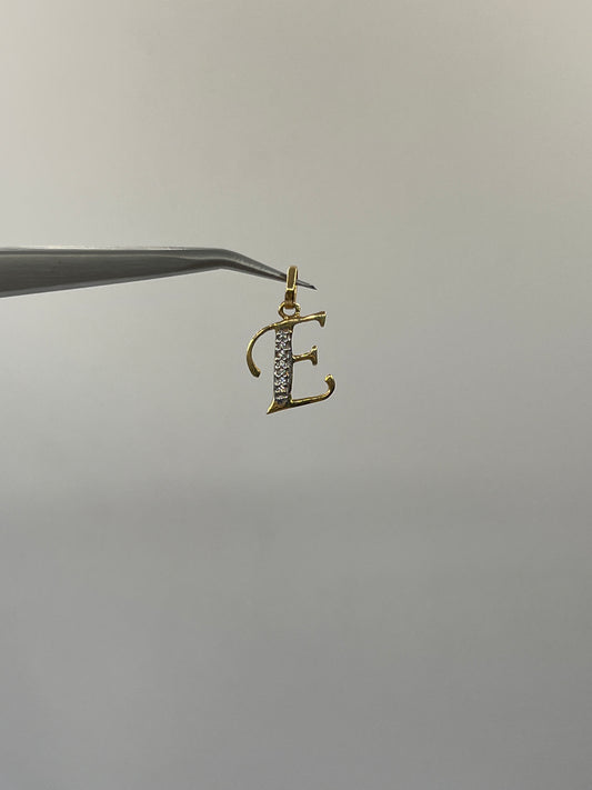 Dije Letra E Oro amarillo 18k 0,77 Gr / 10,70 mm / 1,4 Cm