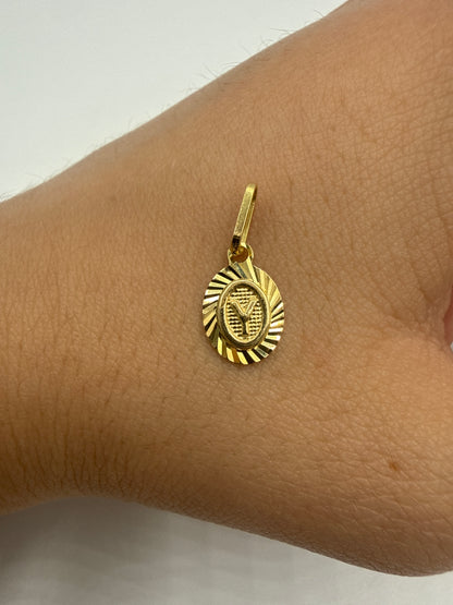 Dije Letra Y Oro amarillo 18k 0,46 Gr / 7,50 mm / 1,2 Cm