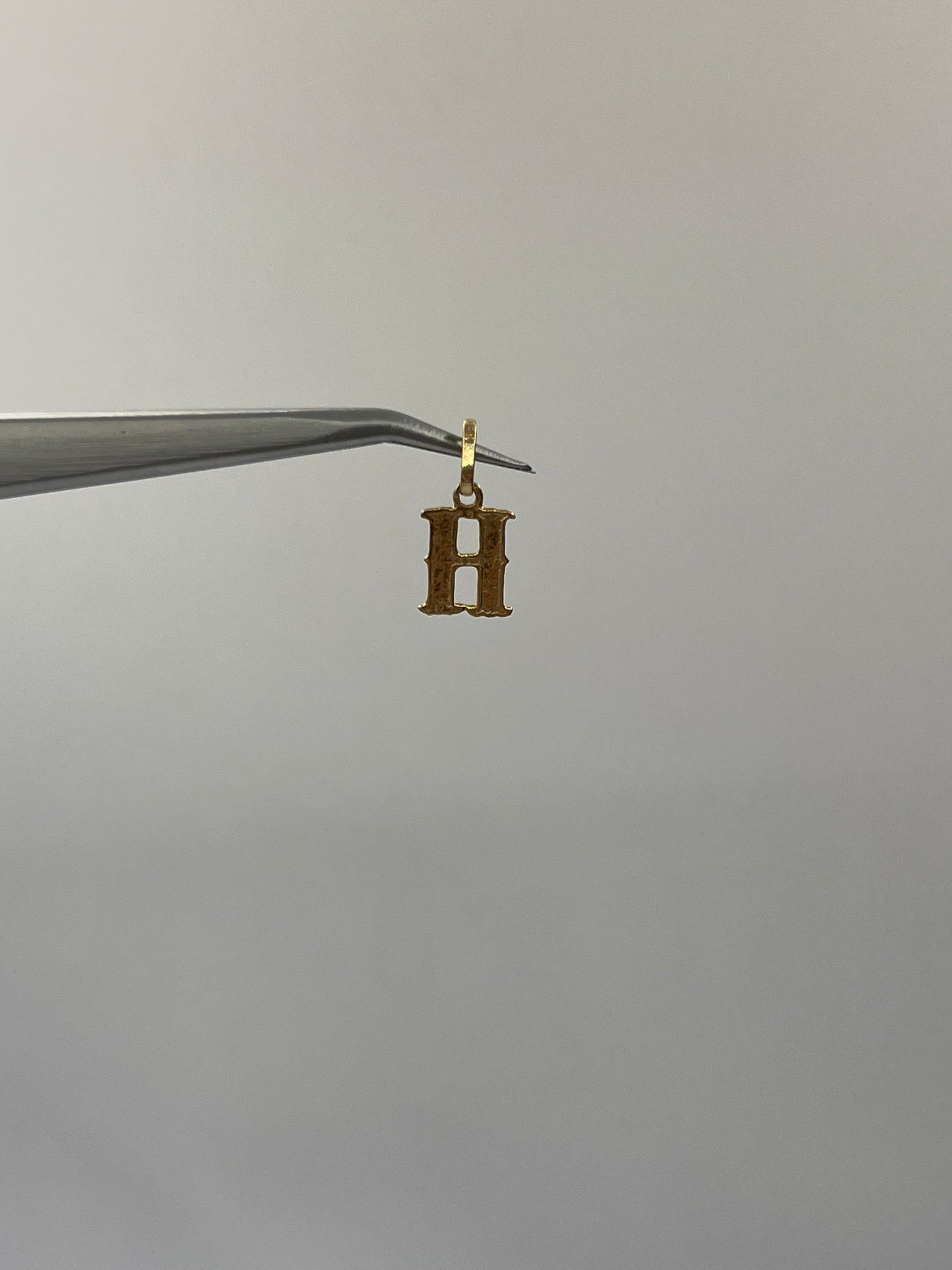 Dije Letra H  Oro amarillo 18k 0,43 Gr / 7,55 mm / 1,2 Cm