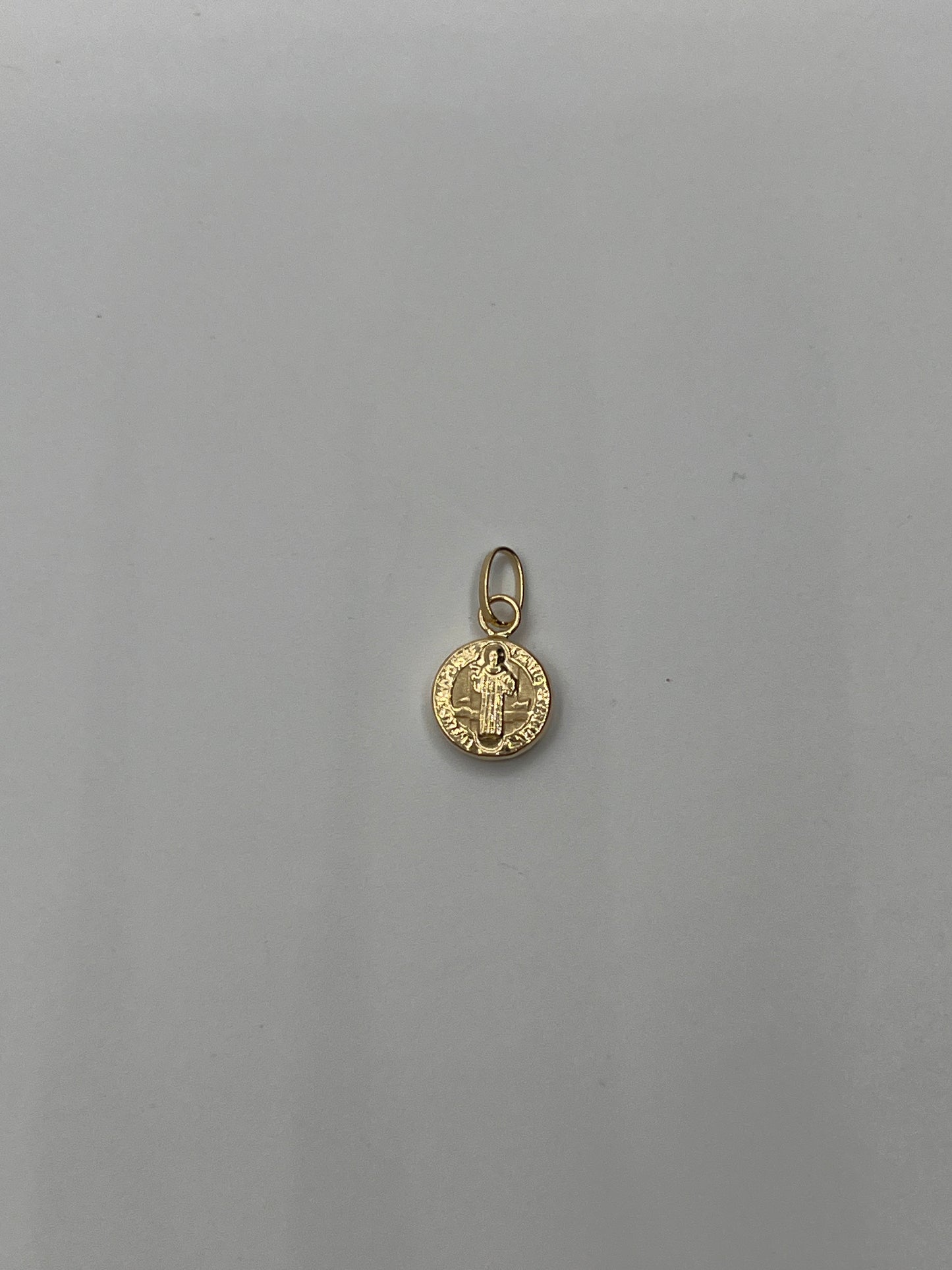 Dije San Benito Oro amarillo 18k 0,44 Gr / 8,2 mm / 0,8 Cm