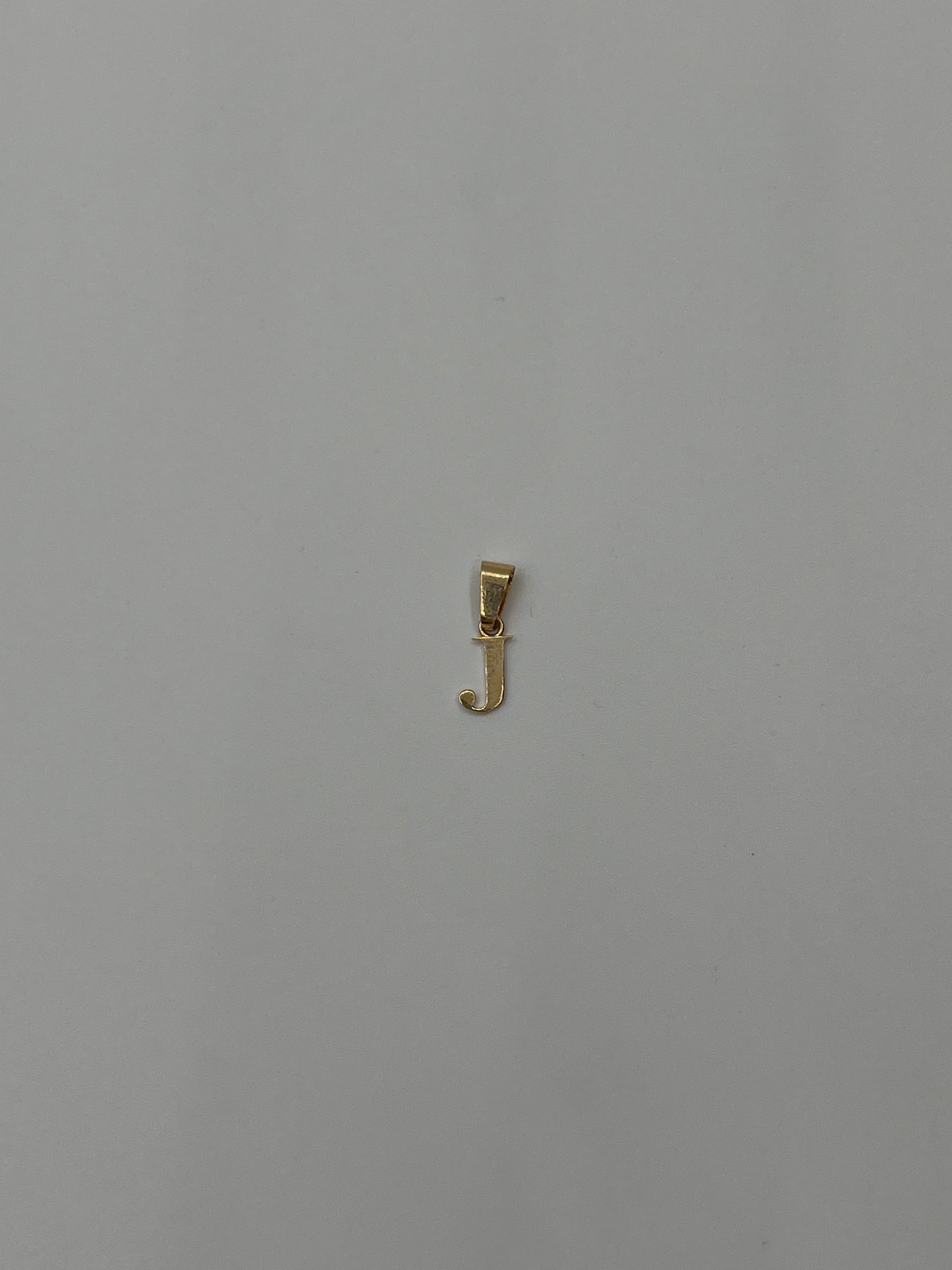 Dije Letra J Silueta Oro amarillo 18k 0,27 Gr / 4 mm / 0,9 Cm