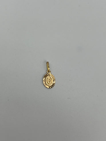Dije letra D Oro amarillo 18k 0,44 Gr / 7 mm / 1,1 Cm