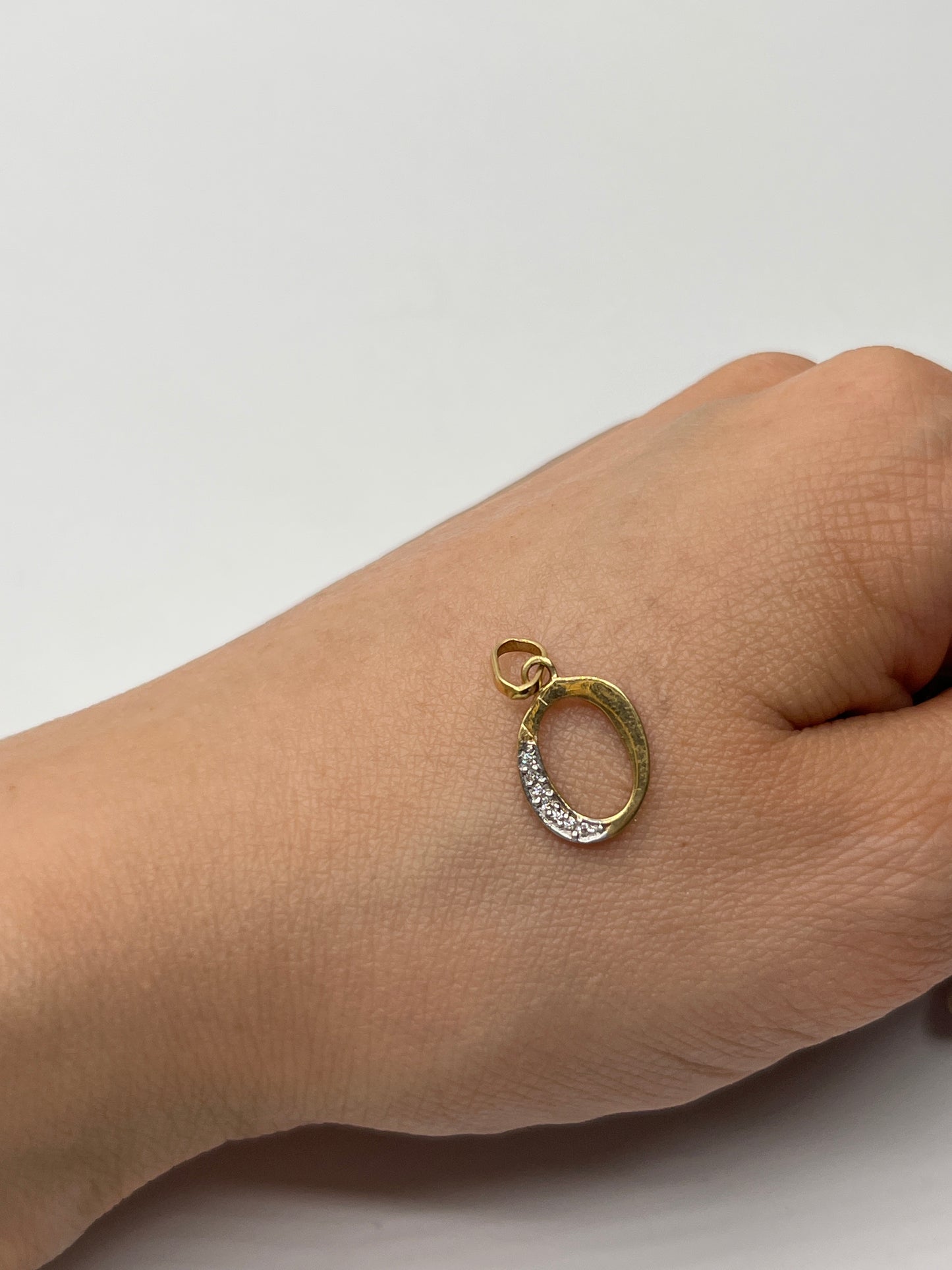 Dije Letra O Circon Blanco Oro amarillo 18k 0,74 Gr / 10,10 mm / 1,5 Cm