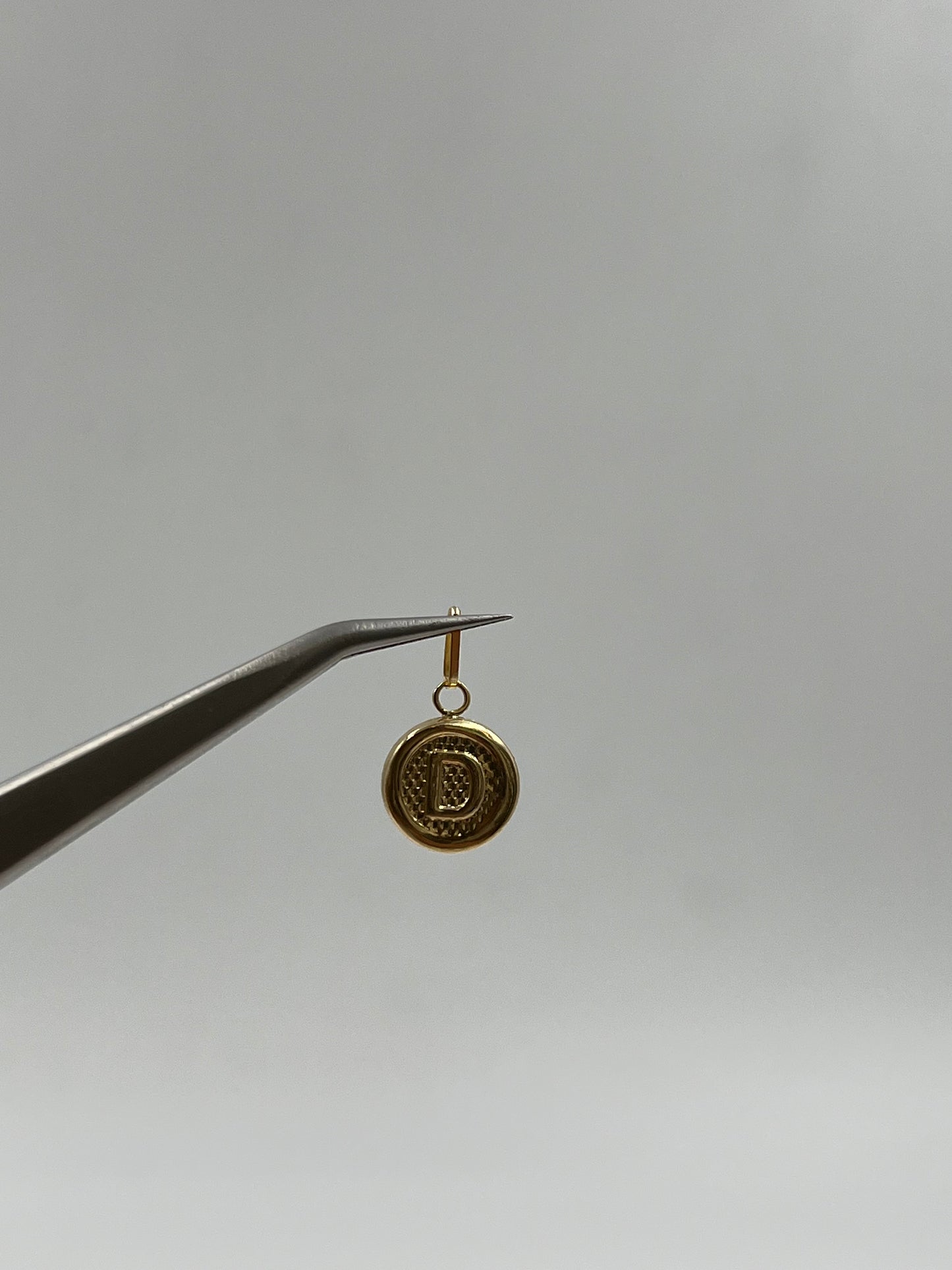 Dije letra D Oro amarillo 18k 0,56 Gr / 10 mm / 1,1 Cm