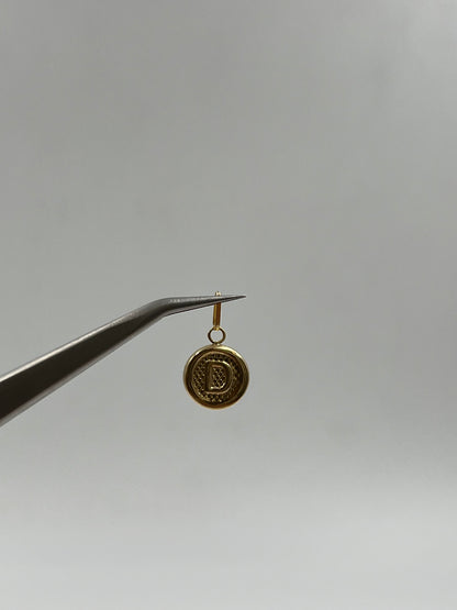 Dije letra D Oro amarillo 18k 0,56 Gr / 10 mm / 1,1 Cm