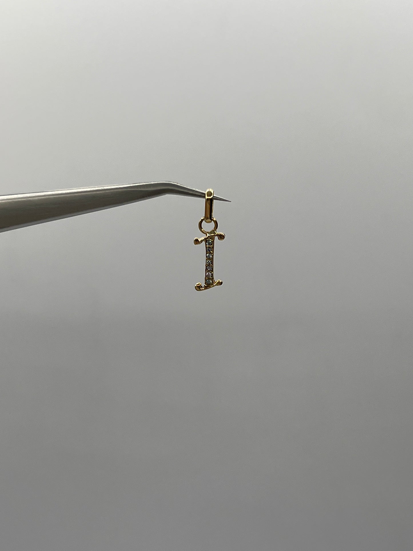 Dije letra I Oro amarillo 18k 0,62 Gr / 6,38 mm / 1,5 Cm