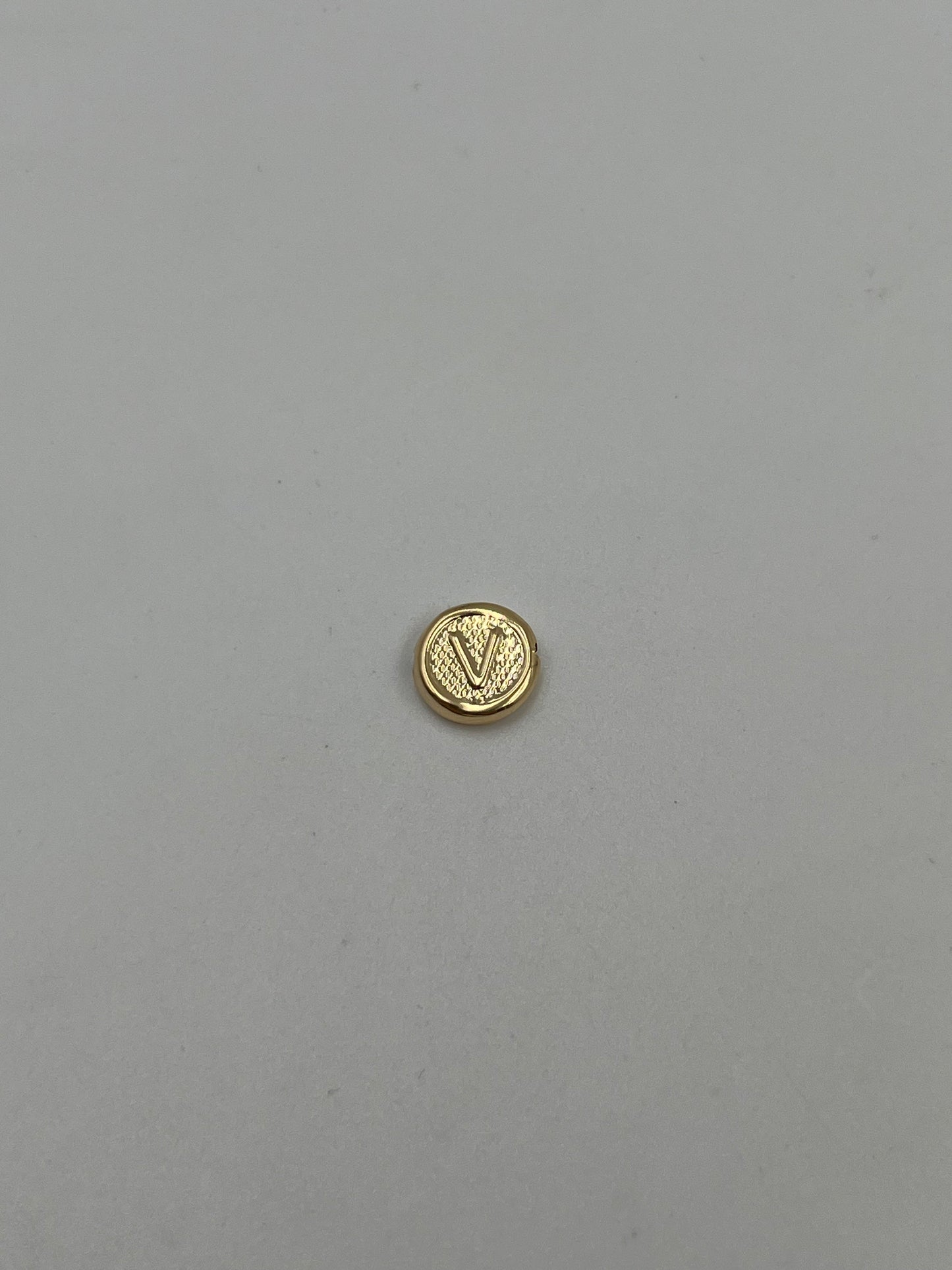 Herraje letra V Oro amarillo 18k 0,39 Gr / 1 Cm