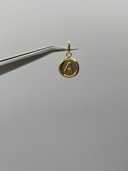Dije Letra A  Oro amarillo 18k 0,49 Gr / 10 mm / 1 Cm