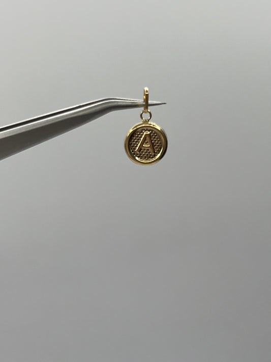 Dije Letra A  Oro amarillo 18k 0,49 Gr / 10 mm / 1 Cm