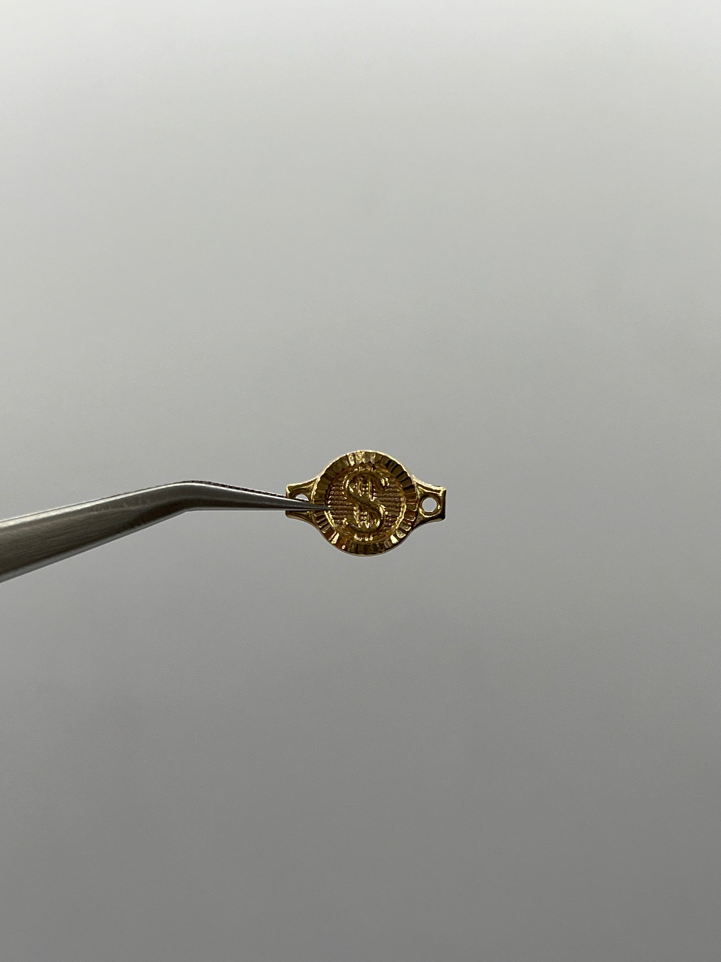 Herraje signo peso Oro amarillo 18k 0,62 Gr / 0,90 Cm