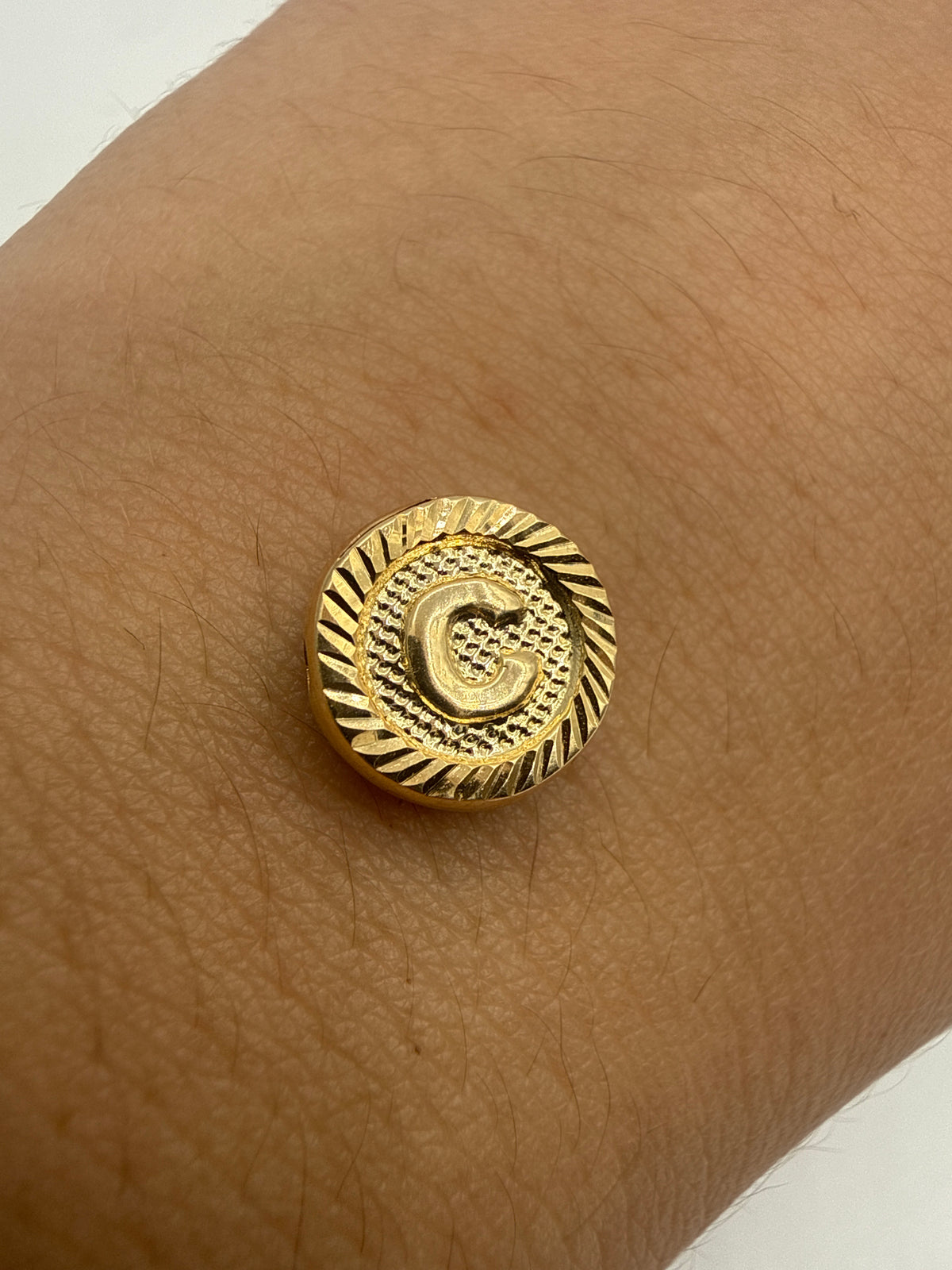 Herraje Letra C Diamantada Oro amarillo 18k 0,53 Gr / 1 Cm