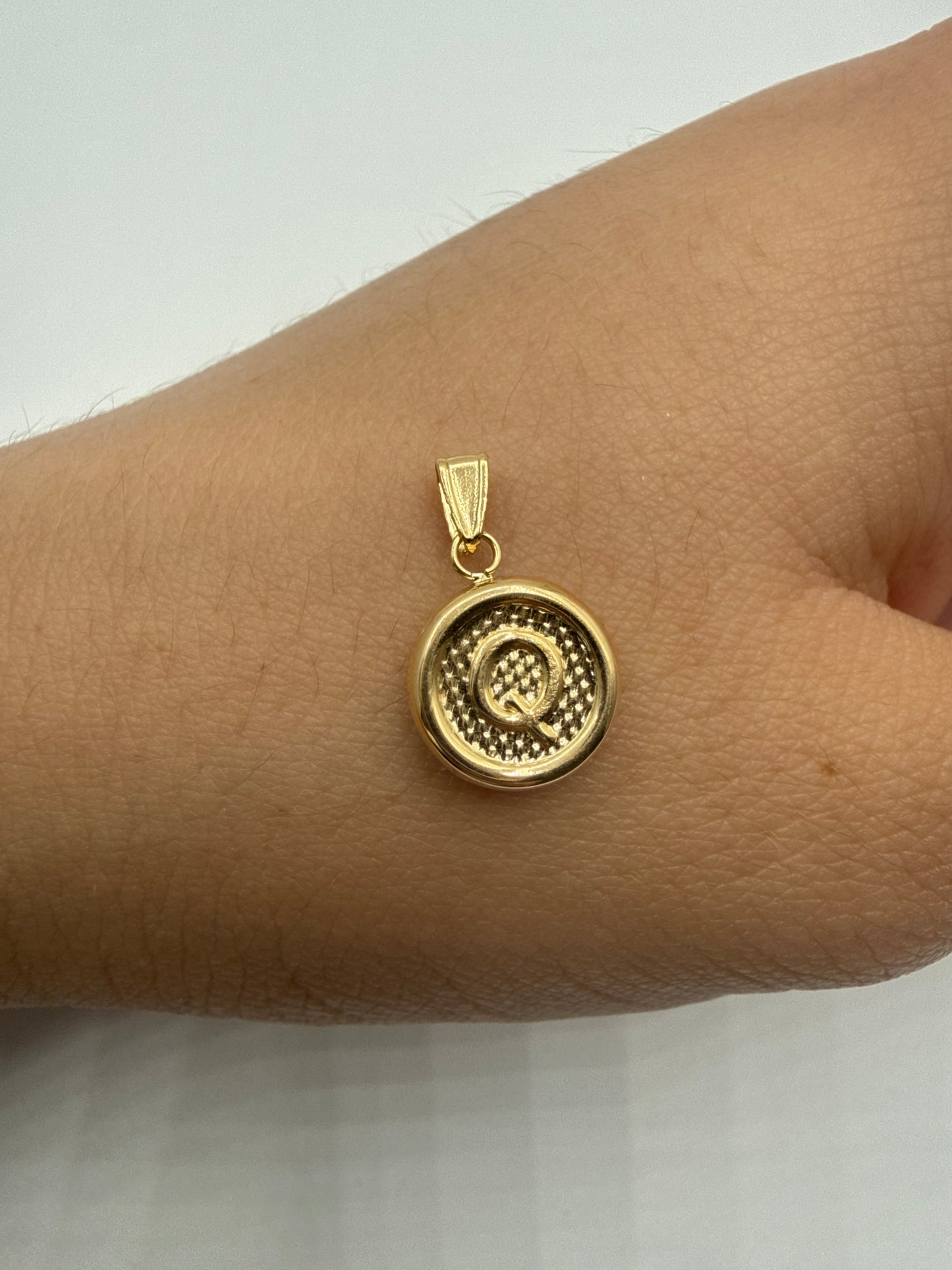 Dije Letra Q Oro amarillo 18k 0,50 Gr / 10 mm / 1 Cm