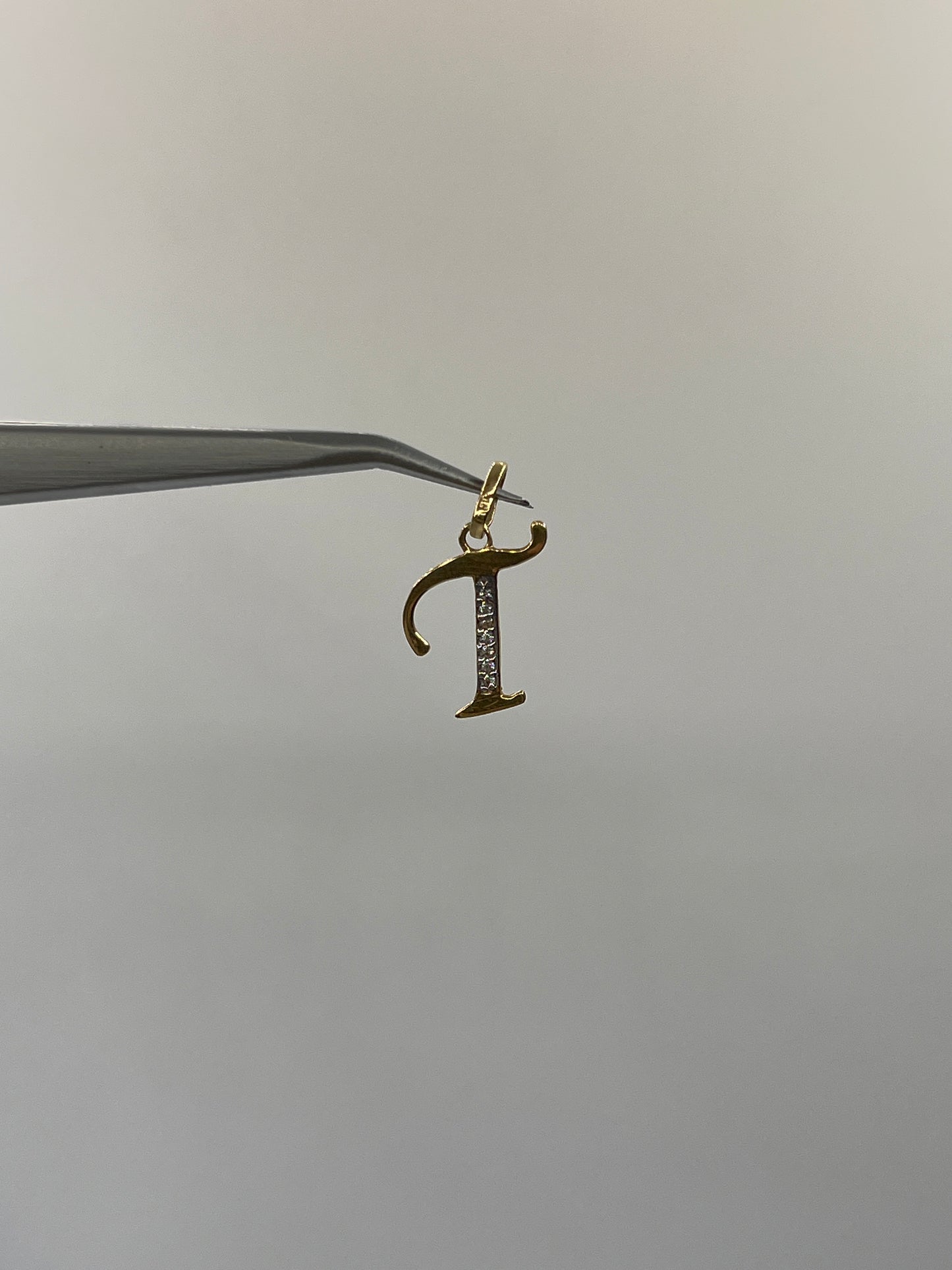 Dije Letra T Oro amarillo 18k 0,70 Gr / 11,40 mm / 1,5 Cm