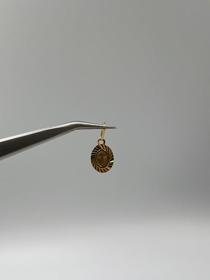 Dije Letra T Oro amarillo 18k 0,45 Gr / 7,5 mm / 0,9 Cm
