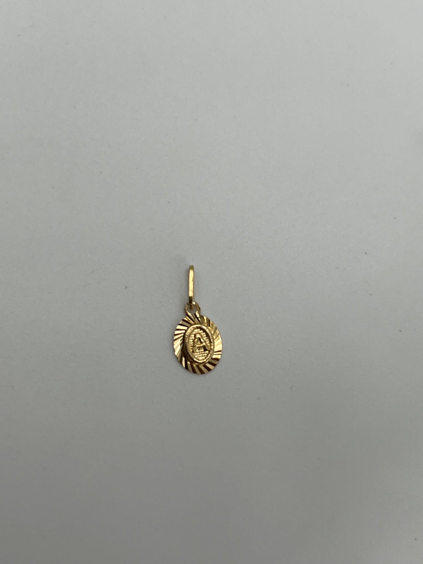 Dije letra A Oro amarillo 18k 0,45 Gr / 7 mm / 1,1 Cm