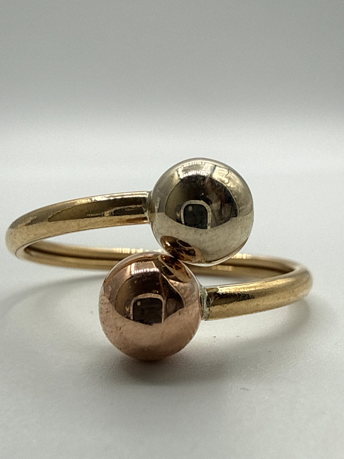 Anillo Tu Y Yo Tres oros 18k / Talla 8 3/4 / 1,47 Gr / 11 mm