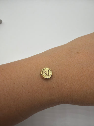 Herraje Letra V Oro amarillo 18k 0,39 Gr / 1 Cm