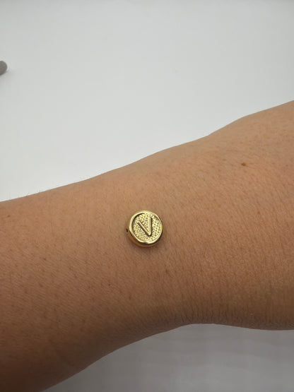 Herraje Letra V Oro amarillo 18k 0,39 Gr / 1 Cm