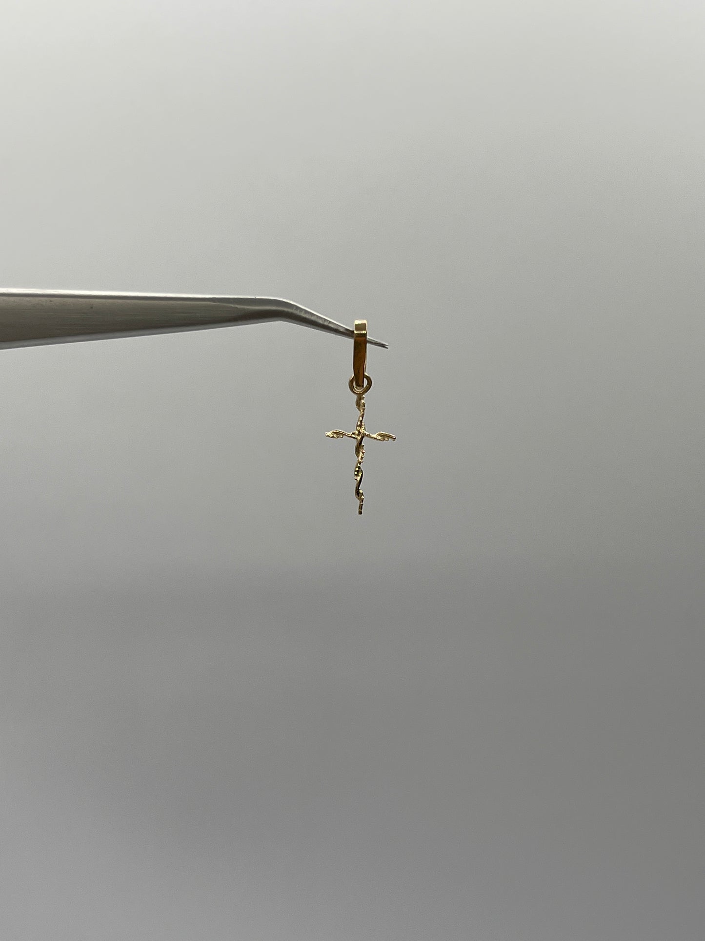 Dije Cruz  Oro amarillo 18k 0,27 Gr / 0,28 mm / 1,6 Cm