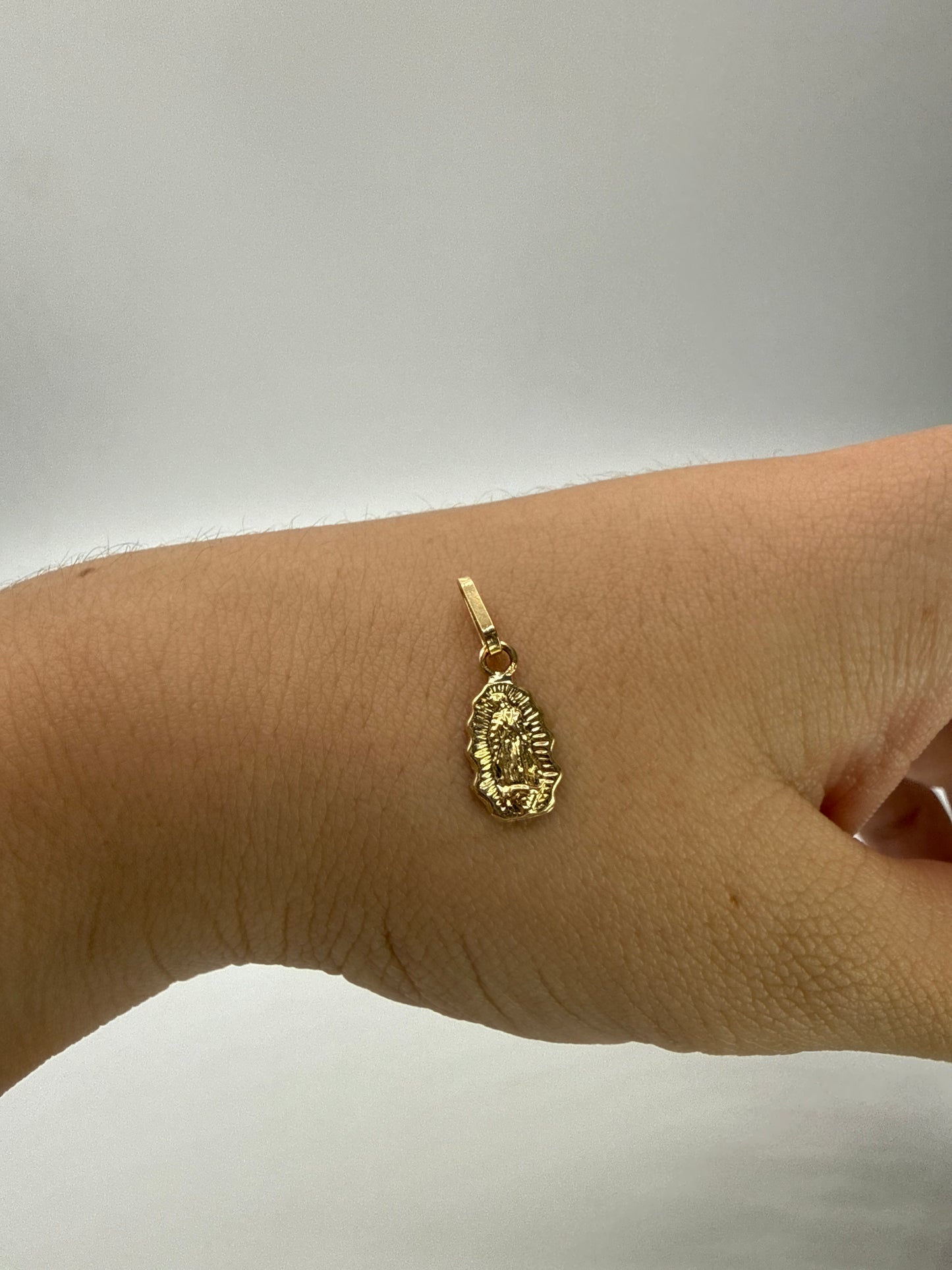 Dije Virgen Guadalupe Oro amarillo 18k 0,41 Gr / 13 mm / 1,3 Cm