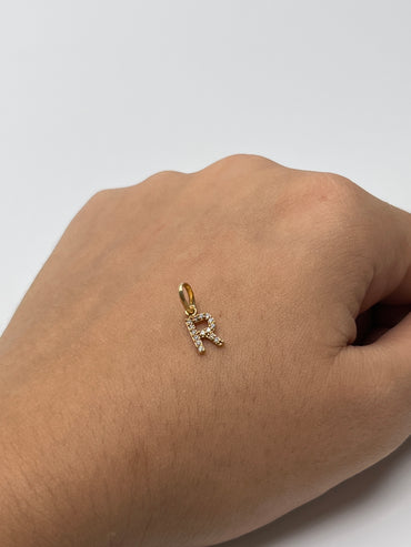 Dije Letra R Circon Blanco Oro amarillo 18k 0,53 Gr / 5,6 mm / 0,8 Cm