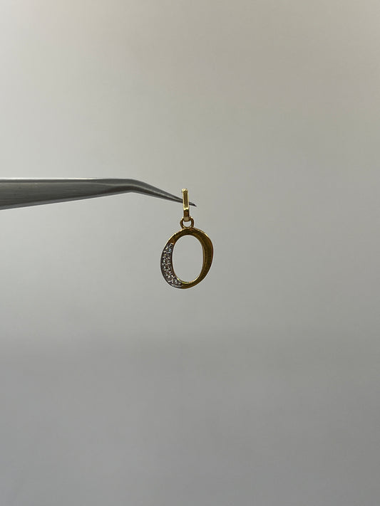 Dije Letra O Circon Blanco Oro amarillo 18k 0,74 Gr / 10,10 mm / 1,5 Cm